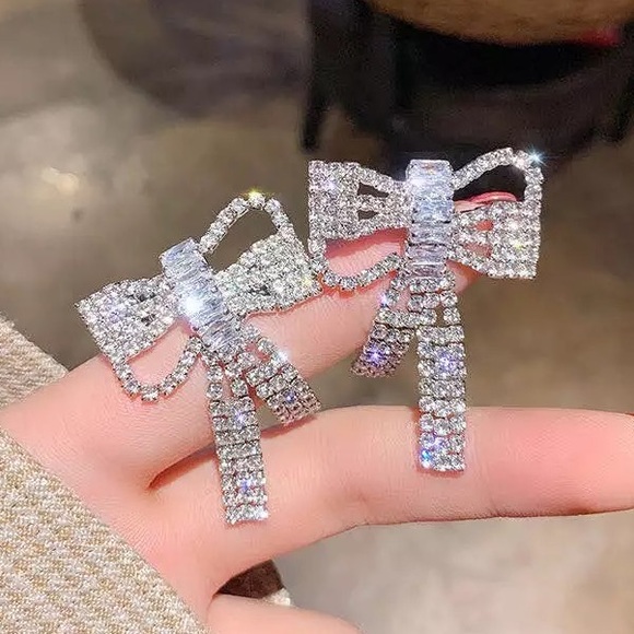 NEW - Stunning 14K White Gold Diamond Bow Knot Earrings - Picture 2 of 3